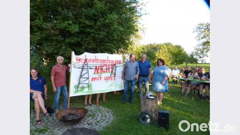 Mit einem Transparent verleihen (stehend, von links) Peter Zahn, Fabian Bräutigam, Gerhard Pirner und Pia Huber ihrer ablehnenden Haltung gegen die Bahnstromtrasse Nachdruck. Bild: fm