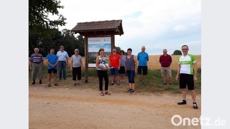 Die neuen Informationstafeln am Anton-Hart-Wanderweg sind jetzt den Wanderwegepaten der Stadt Waldsassen vorgestellt worden. Vorne rechts Bürgermeister Bernd Sommer sowie von der Tourist-Info Inge Frank (vorne MItte) und Monika Sommer (Fünfte von rechts) sowie die Abteilungsleiterin im Rathaus, Beatrix Rustler (Vierte von rechts) sowie Stadtbaumeister Hubert Siller (Dritter von links). Bild: pz