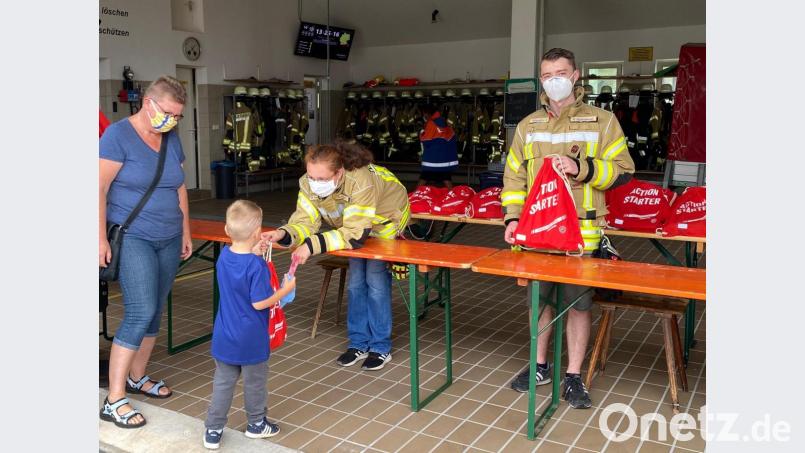 Die Jugendfeuerwehr unter Leitung von Renate Bergler richteten für die Ferienkinder eine Schaumparty to go in Form einer Feuerwehrtasche mit Badeschaum her. Bild: nza