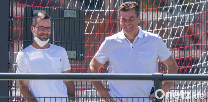 Dieter Hecking (rechts) in neuer Funktion: Gemeinsam mit NLZ-Leiter Michael Wiesinger verfolgt er die Trainingseinheiten aus der Ferne und bei Testspielen, wie am Dienstag in Regensburg, sitzt er nun auf der Tribüne. Bild: Daniel Karmann/dpa