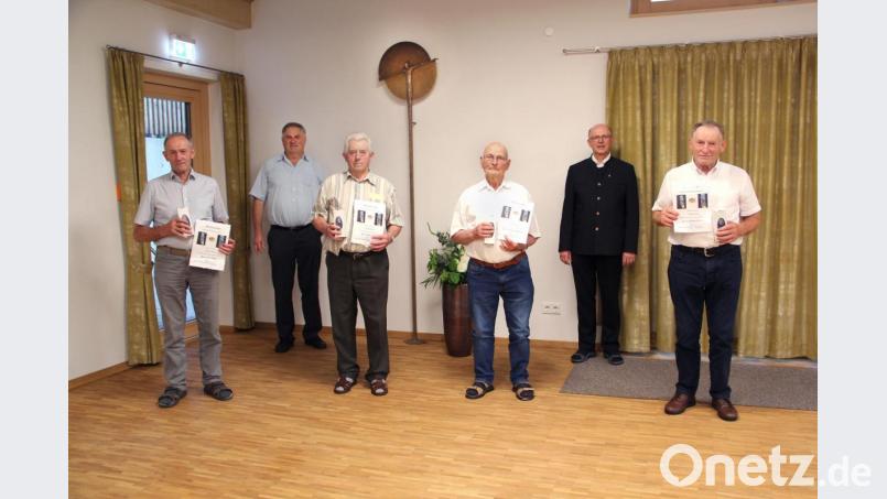 Nur wenige Jubilare waren der Einladung zur Ehrung beim Bruderschaftsfest gefolgt. Paul Bauer, Michael Süß, Willi Hauser und Michael Zitzmann (vorne, von links) nahmen Segenswünsche, Urkunde und Kerze persönlich von Kirchenpfleger Jakob Kiener und Pfarrer Herbert Rösl (hinten, von links) entgegen. Bild: Josef Böhm
