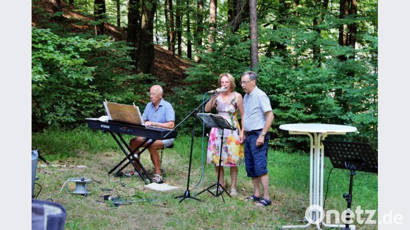 Das Gesangs-Duo Gertraud und Werner Müller, begleitet am Keyboard von Werner Lindner, trug mit geistlichen Liedern zu diesem Nachmittag bei. Bild: ds