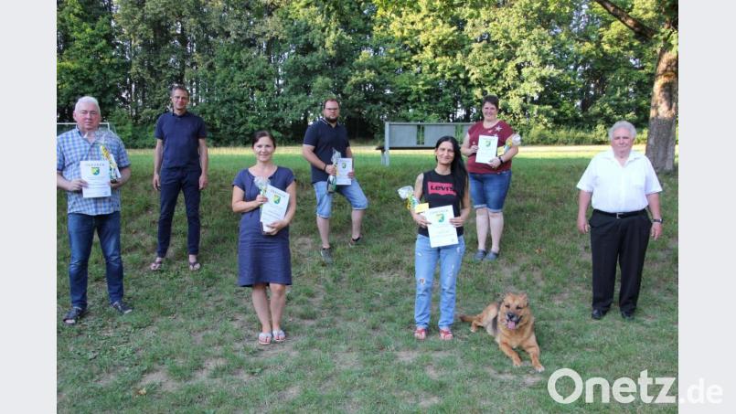 Der Handballclub Tirschenreuth ehrte langjährige Mitglieder. Unser Bild zeigt (von links) Robert Ducheck, Vorsitzender Thomas Kurzeck, Heidi Ascherl, Felix Krämer, Tanja Eckl mit Hund Bruno, Katharina Trißl, und Zweiten Bürgermeister Peter Gold. Bild: kro