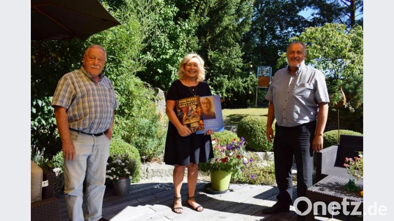 Bürgermeister Anton Peter (rechts) und Gerhard Doerfler vom Modiin-Verein (links) bedanken sich bei Elvira Rückerl (Mitte) für das Engagement für die Gemeinde und die Partnerschaft mit Modiin. Bild: oe
