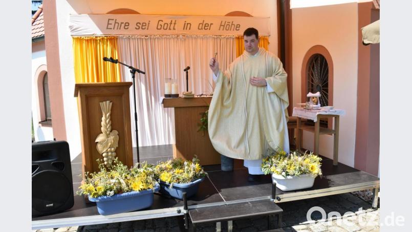 Kaplan Florian Frohnhöfer segnete am Ende des Kirchweihgottesdienstes die Kräuterbüschel. Bild: no