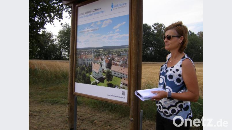 Inge Frank von der Tourist-Info neben einer der neuen Infotafeln. Bild: pz