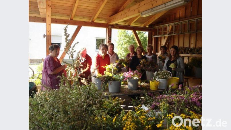 Ein Foto aus jüngerer Zeit: Frauen des Missionsausschusses beim Binden der Krätersträuße und Kräuterkränze Archivbild: ld