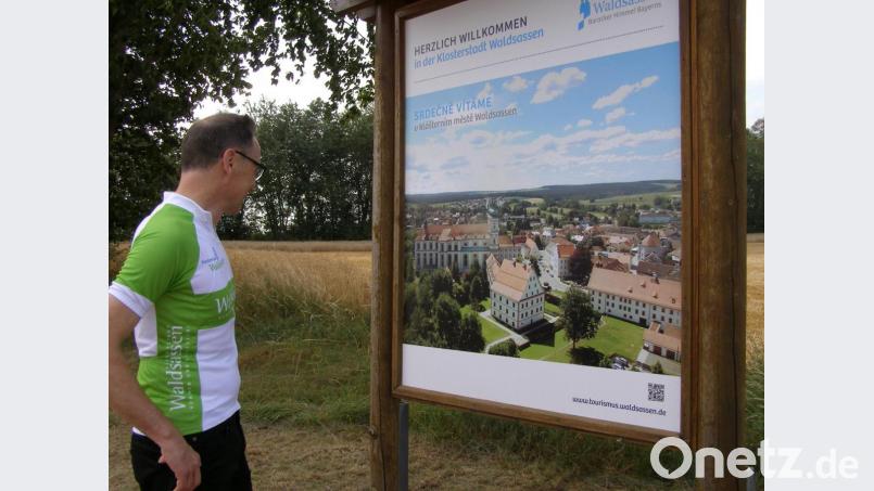 Bürgermeister Bernd Sommer sah sich die großformatige Ansicht der Stadt Waldsassen ganz genau an. Bild: pz