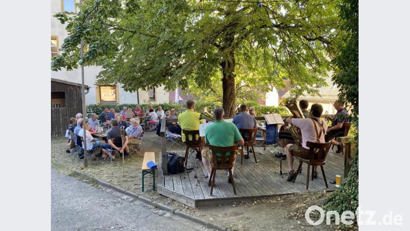 Das Sommerfest der Landkutsche nutzen die Birgländer Musikanten zu einer öffentlichen Probe – das Publikum freute sich über diese Überraschung sehr. Bild: Birgländer Musikanten/exb