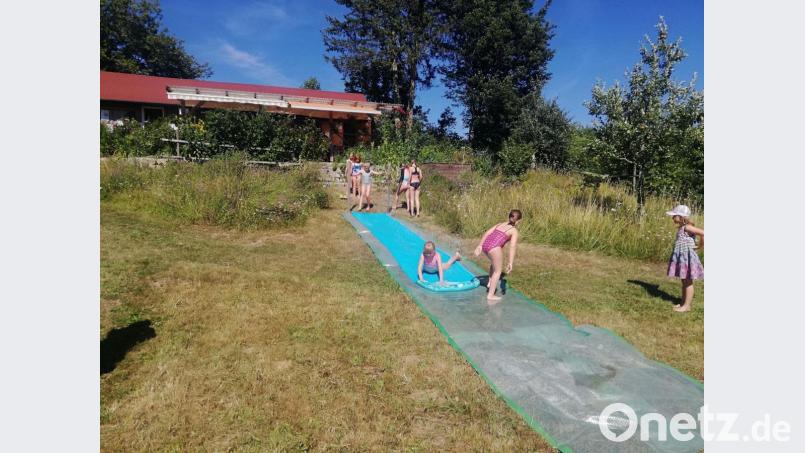 Bei Kaiserwetter genossen die Kinder die Rutschbahn im OGV-Garten. Bild: rpp