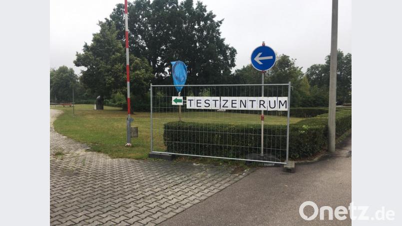 Das Testzentrum im Sepp-Simon-Stadion in Schwandorf ist derzeit an drei Tagen in der Woche besetzt. Steigen die Infektionszahlen werden auch die Testzeiten ausgeweitet. Bild: ihl