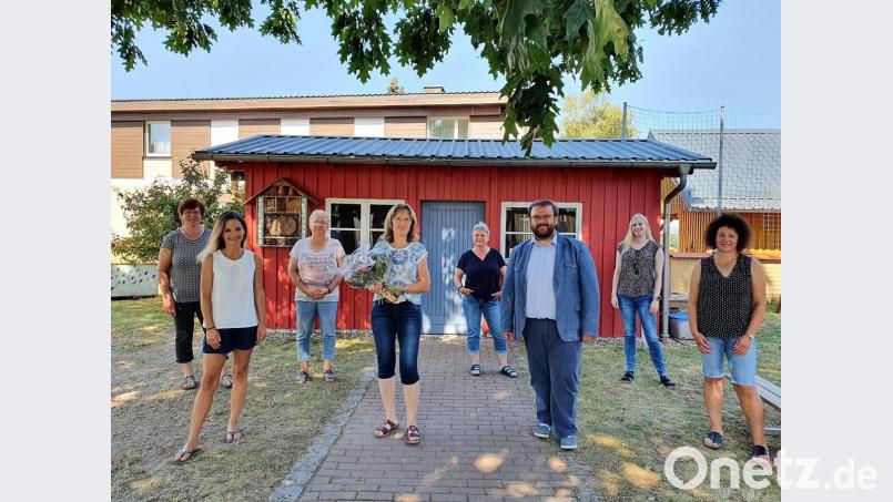 Zum Abschied von Christa Kneidl (Vierte von links) hatten sich Bürgermeister Hans Walter, Kinderhaus-Leiterin Cindy Lautner (Zweite von links) sowie das gesamte Team eingefunden. Bild: stg