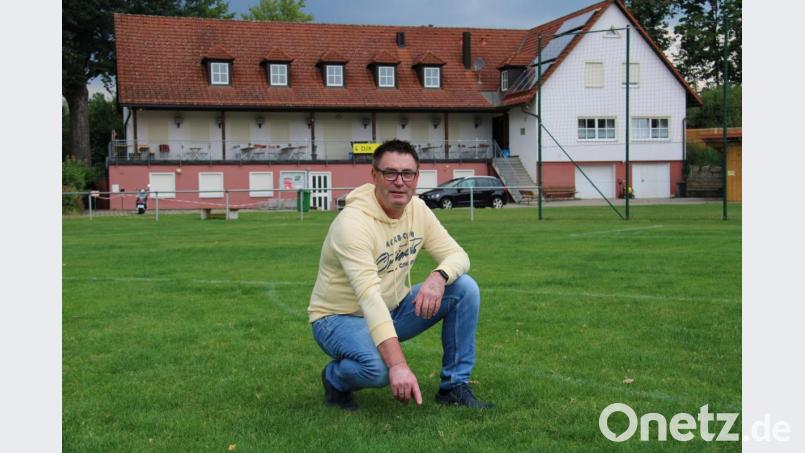 Über die unappetitlichen Hinterlassenschaften von Hunden mitten auf den Spielfeldern muss sich derzeit nicht nur DJK-Vorsitzender Wolfgang Schwarz ärgern. Er appelliert an die Hundebesitzer, besser auf ihre Tiere aufzupassen. Bild: prh