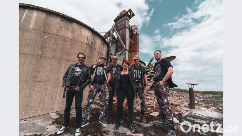 Die Amberger Heavy-Metal-Band "Aurora Storm" nutzt die Coronazwangspause aktiv und kreativ zur Produktion eines ersten eigenen Albums, das jetzt bei einer Releaseparty vorgestellt wird und dann auf den Markt kommt. Bild: Christoph Bruening/exb