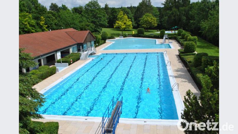 Bestens herausgeputzt, präsentiert sich das Freibad in Illschwang zum Start in die neue Saison. Bild: no