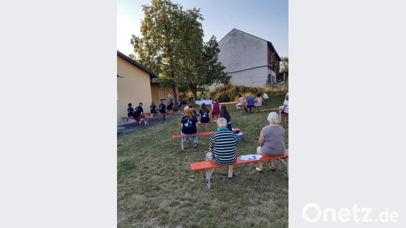 Pfarrvikar David Lubuulwa zelebrierte anlässlich der Tanzflecker Kirwa einen besonders schönen Freiluftgottesdienst am Festplatz vor dem Schützenheim. Bild: exb