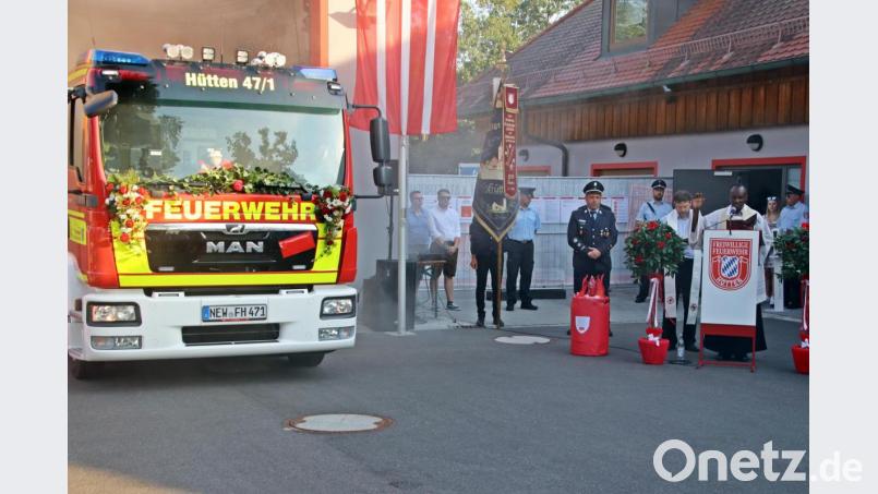 Die beiden Pfarrer bei der Segnung des neuen Mittleren Löschfahrzeugs der Feuerwehr Hütten. Bild: jma
