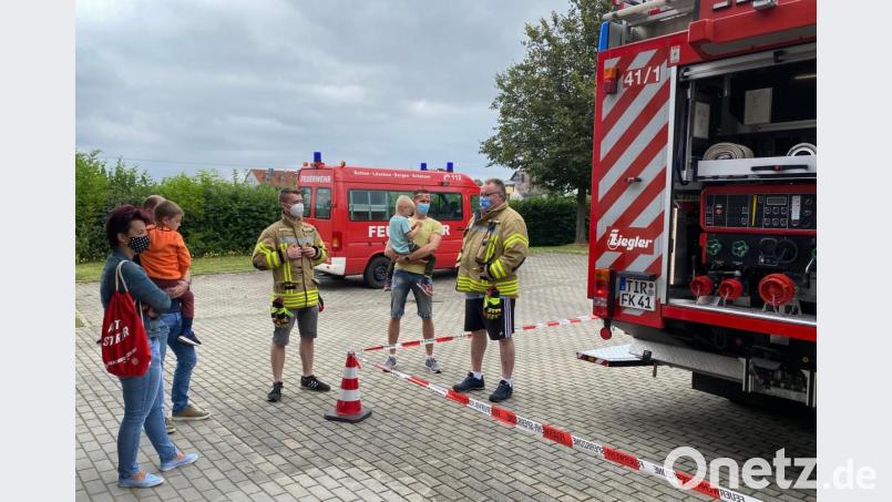 Die Kinder konnten mit ihren Eltern die vielseitige Beladung des Löschgruppenfahrzeugs der Krummennaaber Wehr anschauen. Bild: nza