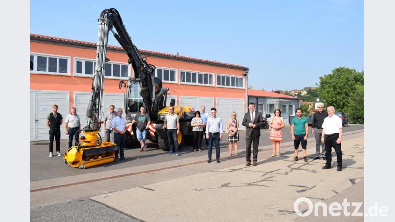 Im Beisein zahlreicher Gäste übergab Landrat Thomas Ebeling ein neues Einsatzfahrzeug an die Mitarbeiter des Kreisbauhofes in Nabburg. Bild: bnr