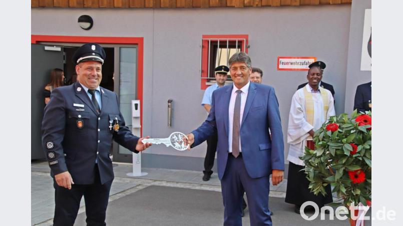 Übergabe des Fahrzeugschlüssels von Bürgermeister Edgar Knobloch (rechts) an Kommandant Mario Schneider. Bild: jma