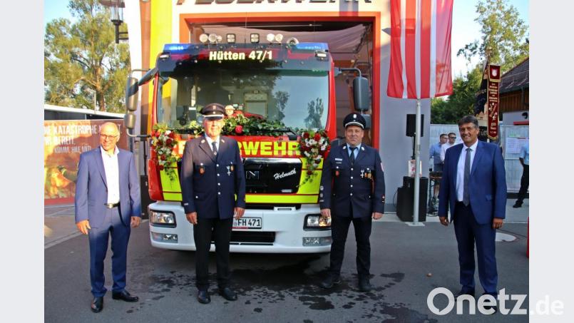 Stellvertretender. Landrat Albert Nickl (von links), Fahrzeugpate Helmuth Wächter, Kommandant Mario Schneider und Bürgermeister Edgar Knobloch freuen sich über das neue Einsatzfahrzeug der Hüttener Brandschützer. Bild: jma