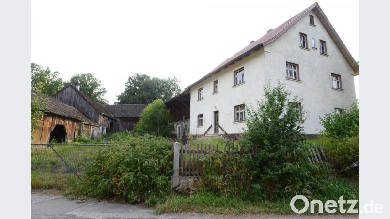 Das nicht mehr bewohnte landwirtschaftliche Anwesen in Niederndorf soll nach dem Wunsch des Bauwerbers zu einer Seniorenwohngemeinschaft mit zehn Wohneinheiten umgebaut werden. Jetzt muss sich das Landratsamt dazu äußern. Bild: bey