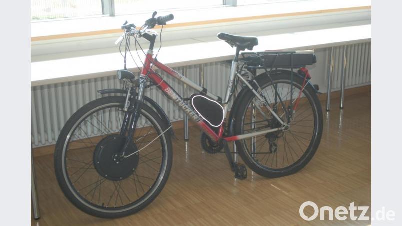 Dieses selbstgebaute E-Bike zog die Regensburger Polizei aus dem Verkehr. Die Beamten wurden auf das Gefährt aufmerksam, weil der Fahrer mit 30 Stundenkilometern ohne zu treten einen Berg hinauffuhr. Bild: gib