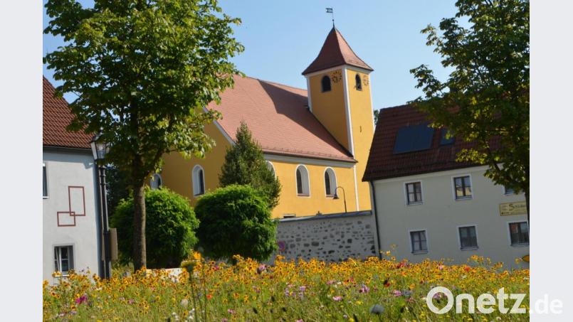Wunderschöner idyllischer Anblick der Simultankirche in Altenstadt mit blühender Sommerwiese im Vordergrund. Bild: dob