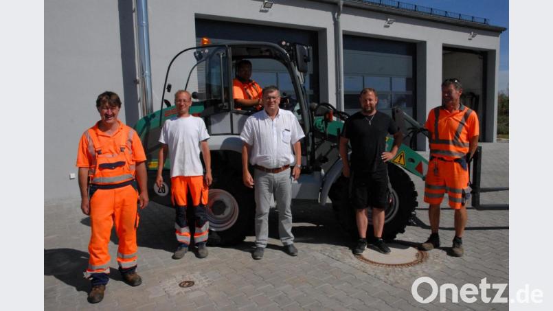 Thomas Prößl (Zweiter von rechts) von der Firma Rester aus Höchensee übergab an Bürgermeister Peter Braun (Mitte) und das Bauhofteam einen neuen Lader. Bild: pop