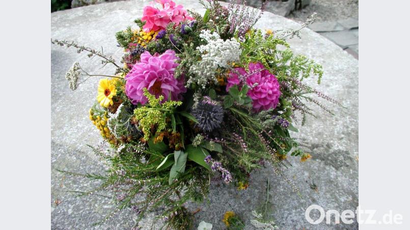 Sträuße mit ausgewählten Kräutern und Blumen. Archivbild: gis