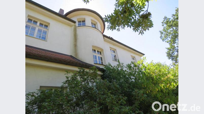 Das alte Schulhaus (im Bild) und das Badehaus können während der zwei Meeting-Tage auch besichtigt werden. Der Architekt gibt dazu Informationen zum geplanten Umbau. Bild: ubb
