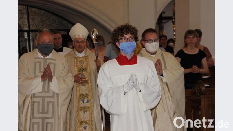 Der Bischof beim Einzug in die Kirche mit Stadtpfarrer und Regionaldekan Georg Flierl (links) und Kaplan Daniel Fenk. Bild: kro