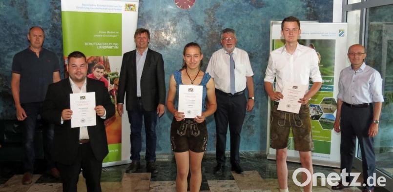 Die besten drei Absolventen im Ausbildungsberuf Landwirt sind (vorne, von links) Florian König (1,84), Theresa Bäumler (1,1) und Thomas Lobinger (1,49). Bild: Dobmeier