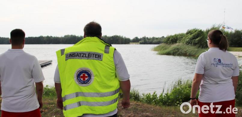 Retter der Kreis-Wasserwacht bargen am Dienstagabend den leblosen Körper eines 71-jährigen Schwandorfers aus dem Klausensee im Süden der Großen Kreisstadt. Bild: Thomas Dobler