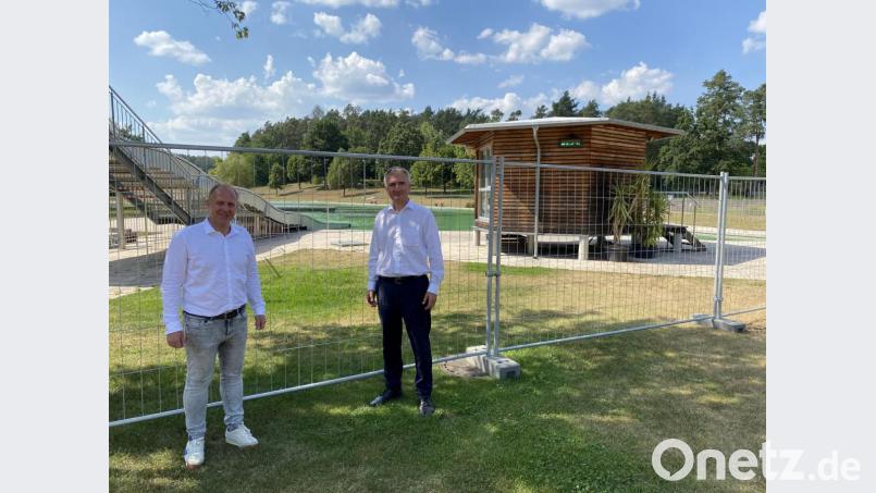 Noch ist das Naturbad in Schnaittenbach geschlossen. Ab 17. August wird es wieder geöffnet sein. Bürgermeister Marcus Eichenmüller (links) dankt MdL Harald Schwartz (rechts) für die Vermittlung und den Stadtwerken Amberg für die unbürokratische Hilfe. Bild: paf