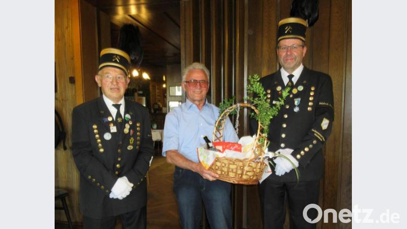 Zweiter Vorsitzender Georg Rubenbauer, Jubilar Hans Zangl und Vorsitzender Armin Kraus bei der Übergabe des Präsentkorbs. Bild: ksa