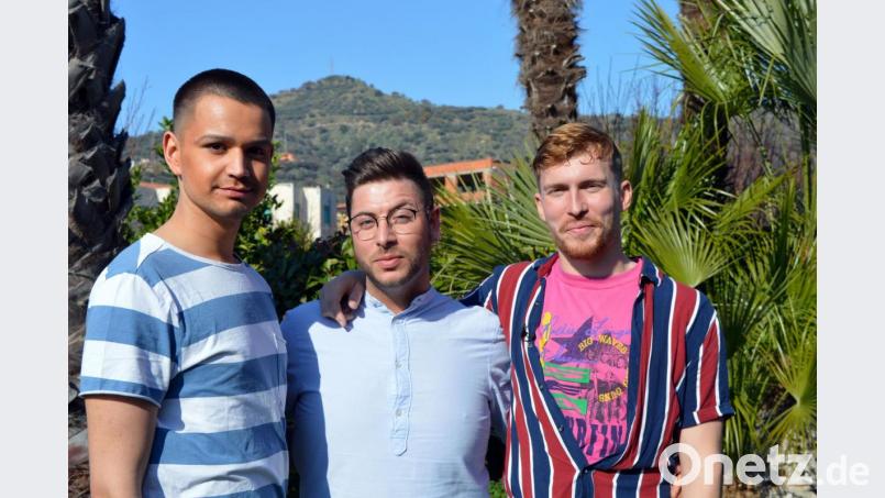 Auch nach den Dreharbeiten von &quot;Schwiegertochter gesucht&quot; stehen Jaweed aus Weiden (links), Andrea (Mitte) und Josuha noch in Kontakt. Bild: TVNOW