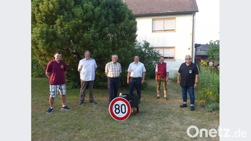 Zahlreiche Gratulanten, darunter Bürgermeister Marcus Gradl und Vertreter der Reservistenkameradschaft Eschenbach, überbringen Walther Hermann (Dritter von links) Glückwünsche zum 80. Geburtstag. Im Bild der Jubilar mit (von links) Richard Landgraf (Reservisten), drittem Bürgermeister Udo Müller sowie (von rechts) Manfred Dörner (Krieger- und Soldatenkameradschaft), Stefan Wittmann (Stadtkapelle) und Bürgermeister Marcus Gradl. Bild: sne