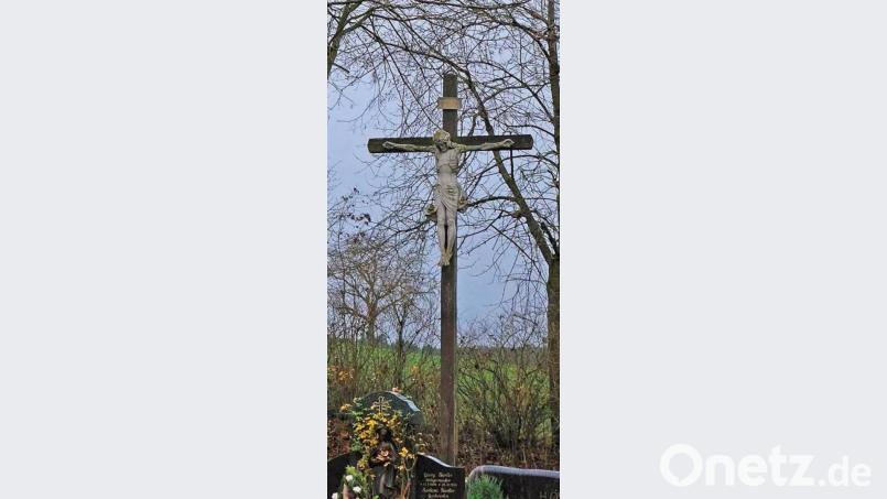 Da das Kreuz auf dem Friedhof Neunaigen durch Wind und Wetter beschädigt wurde, hat das Rathaus beim Bauhof den Abbau des Kreuzes in Auftrag gegeben. Bild: twi