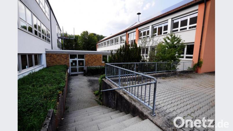 Das Schulgebäude in Königstein beherbergt nur die Grundschüler und steht deshalb teilweise leer. Die gemeinsame Kita mit Hirschbach hätte hier eingerichtet werden sollen. Das Projekt scheiterte – doch Kosten blieben. Bild: Stephan Huber