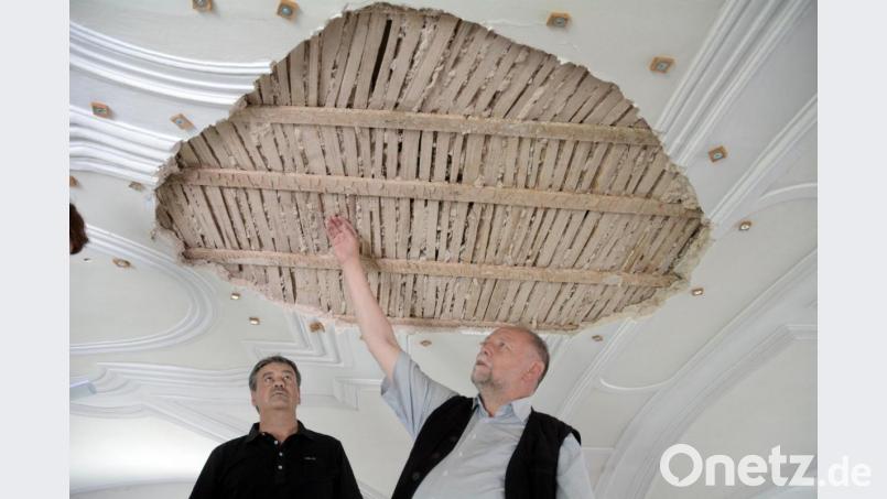 Architekt Roland Pflaum und Pfarrer Alfons Forster begutachten die Schäden am Deckengewölbe. Der Kostenrahmen für die Sanierung ist mittlerweile genehmigt. Die Zusage der Diözese über die Höhe eines Zuschusses steht noch aus. Bild: Gabi Schönberger