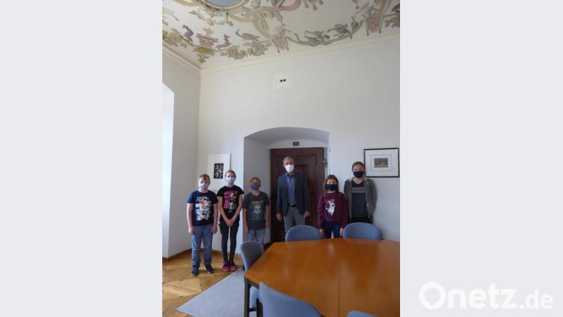 Die Kinder bestaunten mit Personalratsvorsitzendem Gilbert Altmann das Vogelzimmer, das Büro von Amtsleiterin Bettina Drechsel . Bild: Finanzamt Waldsassen/exb