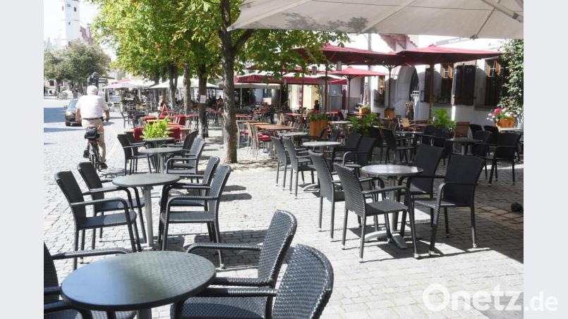 Neustadt erlässt den Gastronomen die Gebühren für die Außenbestuhlung. Doch die Stadt Weiden bleibt hart: Hier werden die Wirte weiter zur Kasse gebeten. Bild: Gabi Schönberger