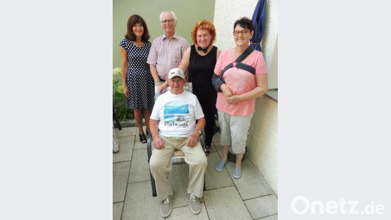Eine große Ehre war für Jubilar Josef Biehler (Mitte), hier mit seinen Töchter Gabriele und Inge (von rechts), die Gratulation von Dritter Bürgermeisterin Evi Höllerer und Ruhestandspfarrer Hans Peter Heindl (von links). Bild: ibj
