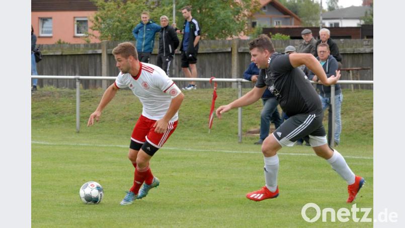 Benjamin Lauton (links) ist der SpVgg Wiesau immer treu gewesen. Nur eine Saison kickte er für den Landesligisten FC Vorwärts Röslau. Bild: Gebert