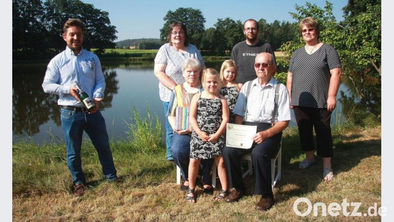 Monika und Baptist Höfer feierten ihren 60. Hochzeitstag. Zum Jubiläum gratulierte das Urenkel-Zwillingspaar Mia (am Schoss von Monika Höfer) und Kim (links neben Baptist Höfer). Zudem kamen Glückwünsche von Tochter Jutta, Enkel Johannes, Tochter Erika und Zweitem Bürgermeister Michael Dutz. Bild: wro