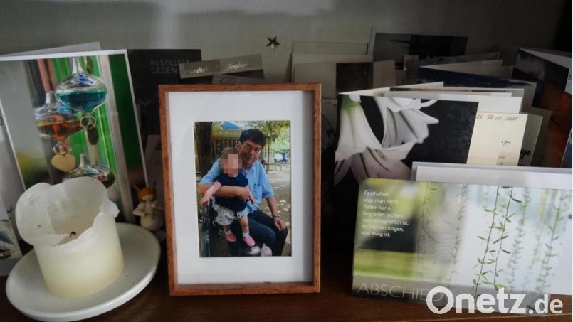 Ein Bild erinnert die trauernde Witwe Waltraud A. an glückliche Tage mit ihrem Mann. Verwandte wollten der Ambergerin mit Briefen Trost spenden, doch es kamen viele nicht an. Bild: hka
