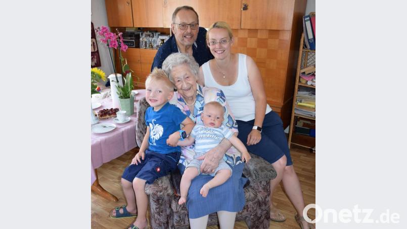 Die Jubilarin Anna Merkl mit Sohn Michael, Enkelin Stefanie und den beiden Urenkeln Philipp und Johann Bild: wku