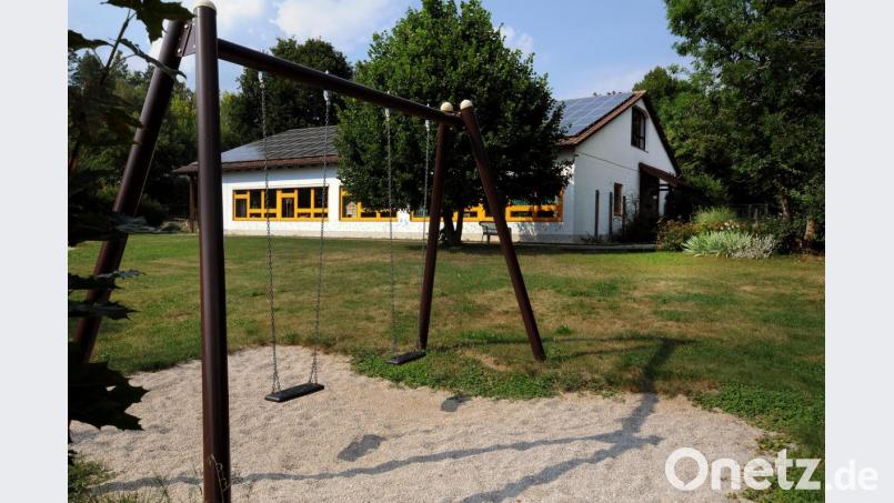 Der Hirschbacher Kindergarten in Eschenfelden soll saniert und erweitert werden, so dass insgesamt 25 Kindergarten- und 12 weitere Kinderkrippenplätze zur Verfügung stehen. Damit die Betreuungseinrichtung in ihrer Gemeinde bleibt, dafür haben sich die Einwohner von Hirschbach sogar mit einem Bürgerbegehren eingesetzt. Bild: Stephan Huber