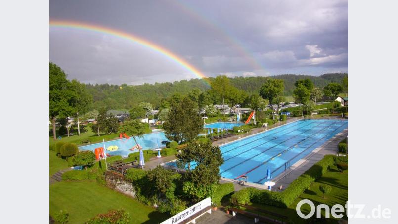 Das Freibad Rieden kann zwar nicht immer mit einem solchen Regenbogen aufwarten, hat aber seit dem 13. Juni wieder geöffnet. Bild: sam